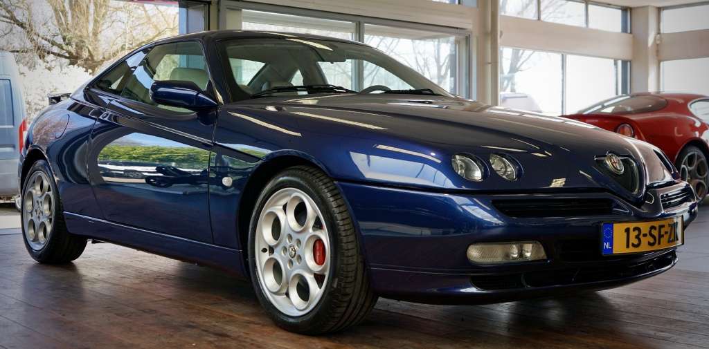 Alfa Romeo GTV uit 1999 in de showroom van Het Autohuis