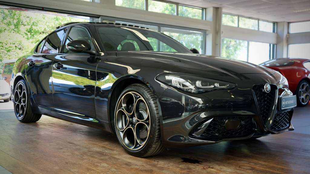 Alfa Romeo Giulia uit 2025 in de showroom van Het Autohuis