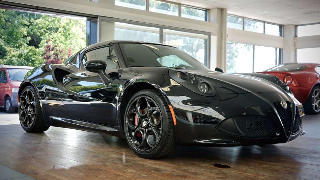 Alfa Romeo 4C uit 2017 in de showroom van Het Autohuis