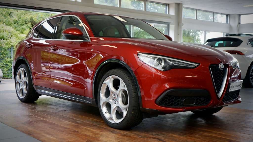 Alfa Romeo Stelvio uit 2022 in de showroom van Het Autohuis