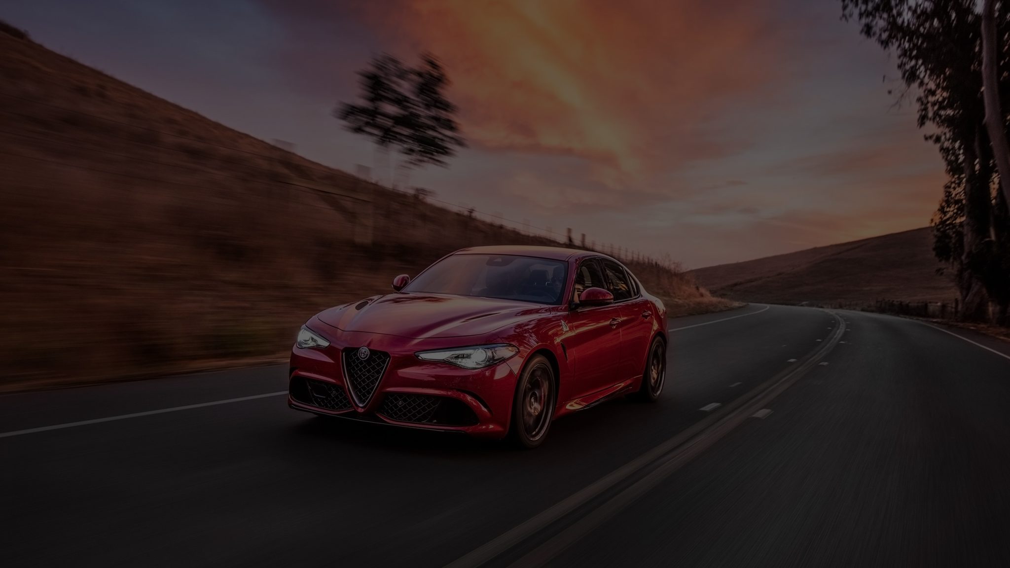 Alfa Romeo Giulia op de weg bij avondlicht