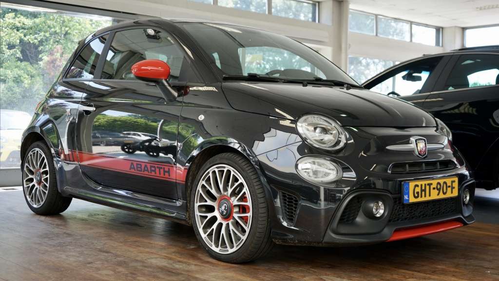 Abarth 500 uit 2017 in de showroom van Het Autohuis