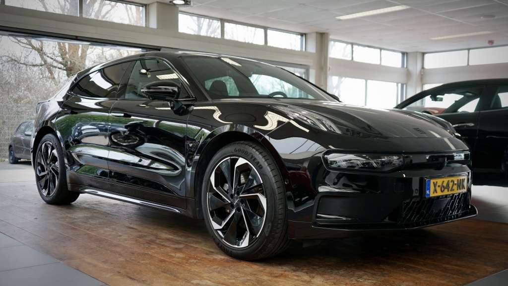 Zeekr 001 uit 2023 in de showroom van Het Autohuis