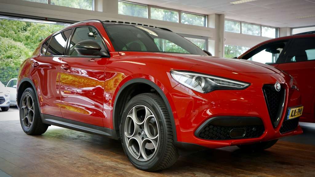 Alfa Romeo Stelvio uit 2019 in de showroom van Het Autohuis